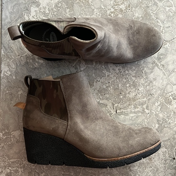 Dr. Scholl's Lean In Wedge Chelsea Boots Olive, Size 11, New in Box - Picture 11 of 12